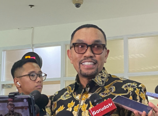 Politisi Ahmad Sahroni sedang menghadiri kegiatan legislatif dan sosial