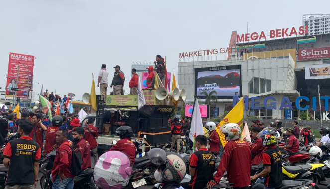 Demo buruh DPR RI Jakarta hari ini dengan ribuan massa menuntut hak pekerja.