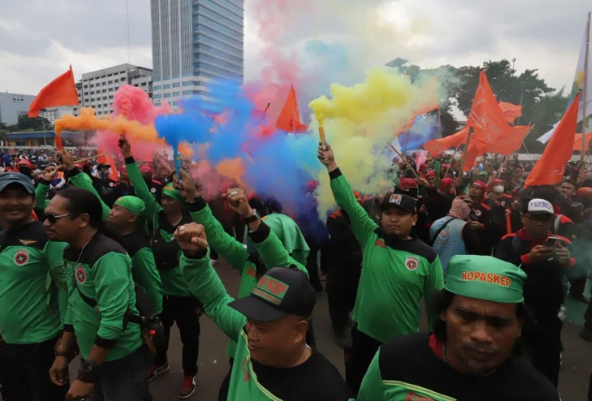 Massa buruh menuntut kenaikan upah dan perlindungan pekerja dalam demo di DPR RI Jakarta.