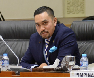 Ahmad Sahroni, anggota DPR RI, sedang berbicara dalam rapat resmi.