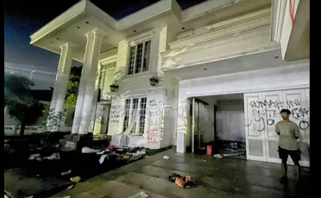 Tampak depan rumah Uya Kuya dengan desain modern dan halaman luas