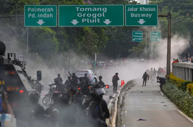 Mahasiswa membawa spanduk tuntutan dalam demo hari ini di Jakarta