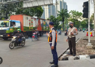 Massa aksi Demo 3 September 2025 berkumpul di jalan utama kota, membawa spanduk dan poster untuk menyuarakan tuntutan kepada pemerintah.