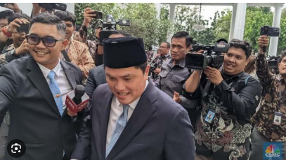 Menteri BUMN terbaru 2025, pengganti Erick Thohir, hadir di acara pelantikan resmi pemerintah.