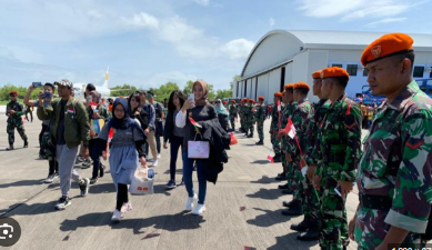 Warga dan pedagang kaki lima merespons demo mahasiswa di Jakarta, 2 September 2025, dengan aktivitas sehari-hari di sekitar lokasi