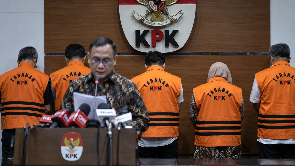 Konferensi pers resmi di Gedung KPK di mana lima tersangka kasus korupsi BNPB dihadirkan dengan mengenakan rompi tahanan.